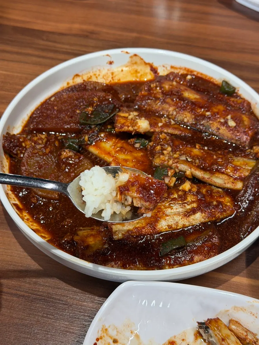 갈치조림 양념이 남은 큰 그릇