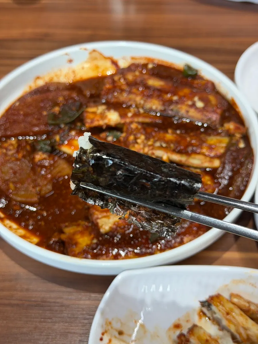 김에 밥과 갈치조림을 싸 먹는 모습