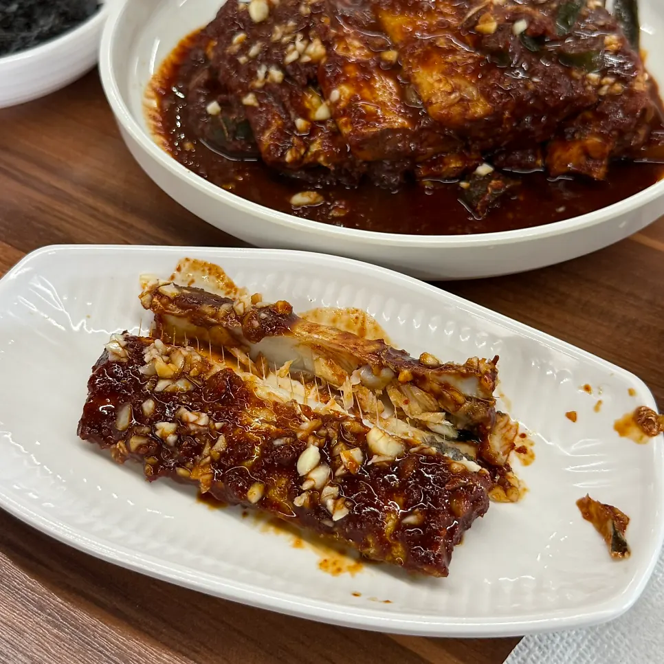 밥 위에 올린 갈치살과 조림 양념