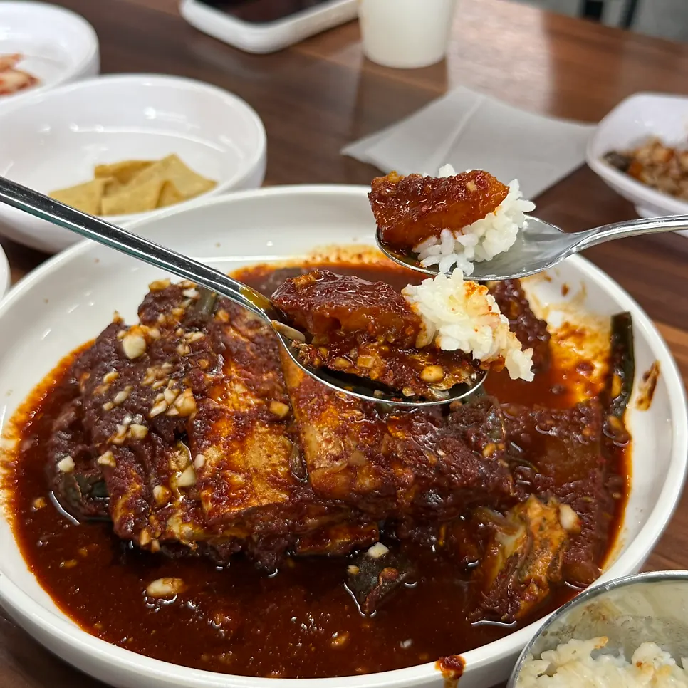 양념이 푹 밴 갈치조림 무 한 조각