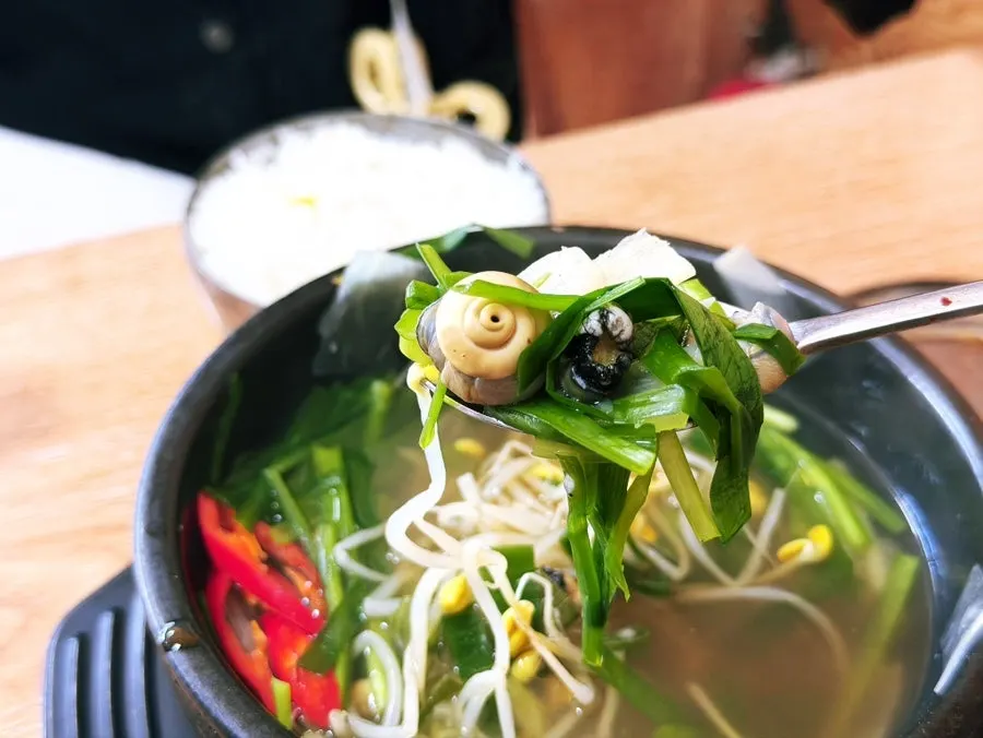 짙은 초록빛 제주 보말해장국