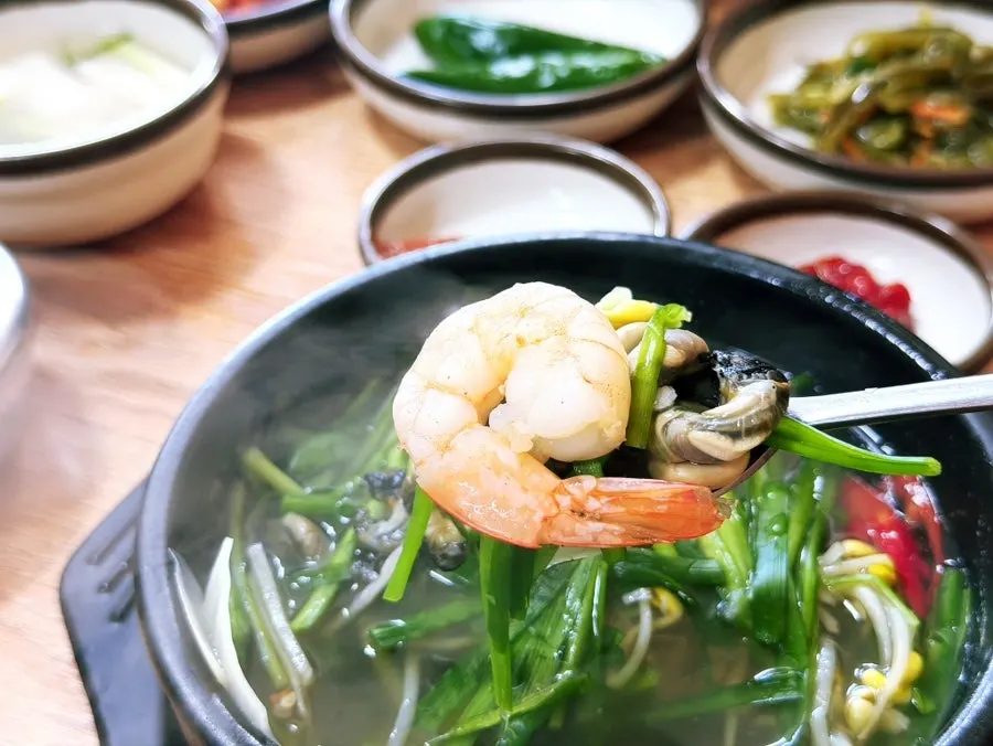 국물을 떠낸 제주 보말해장국