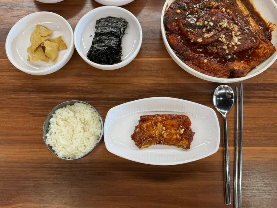 두툼한 갈치 토막이 들어간 갈치조림 냄비