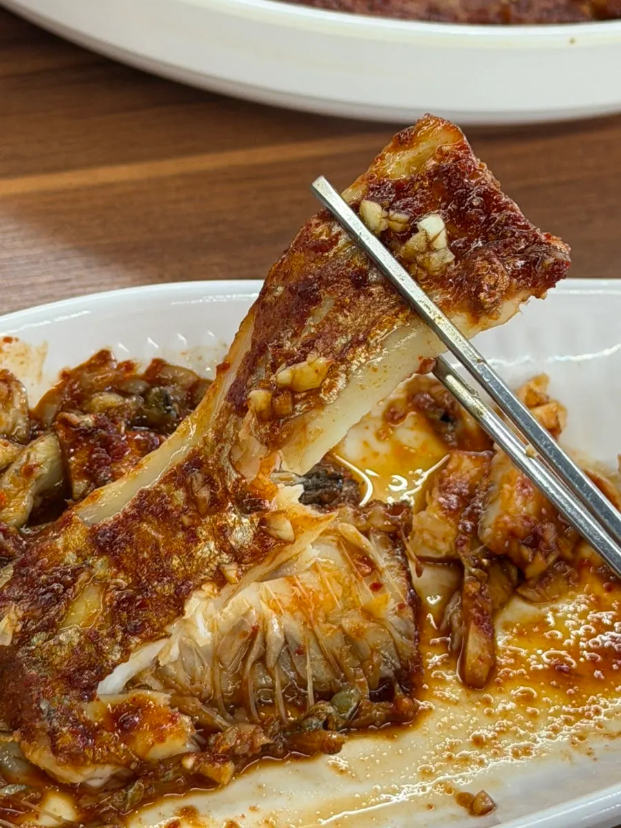 길쭉한 직사각형 앞접시에 올린 갈치 한 토막