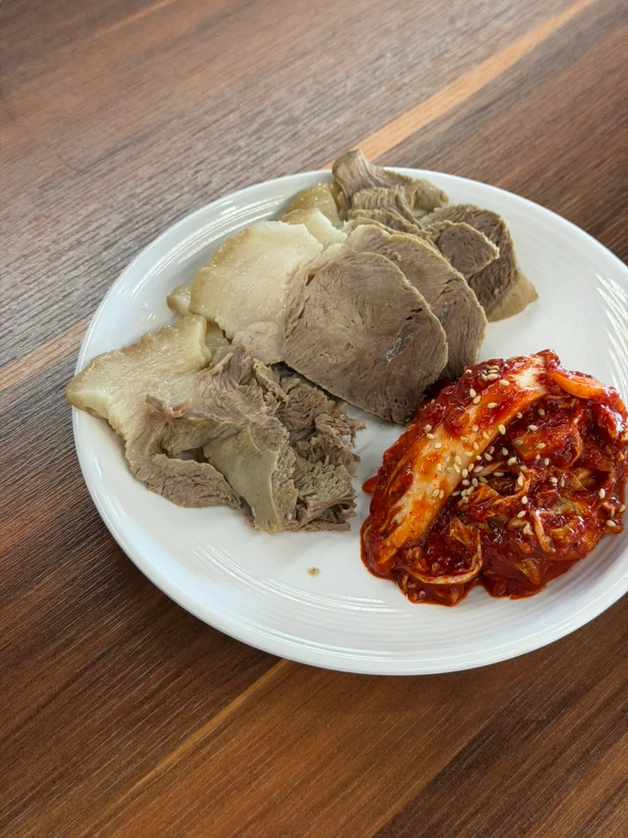 수육에 곁들인 달짝지근한 겉절이