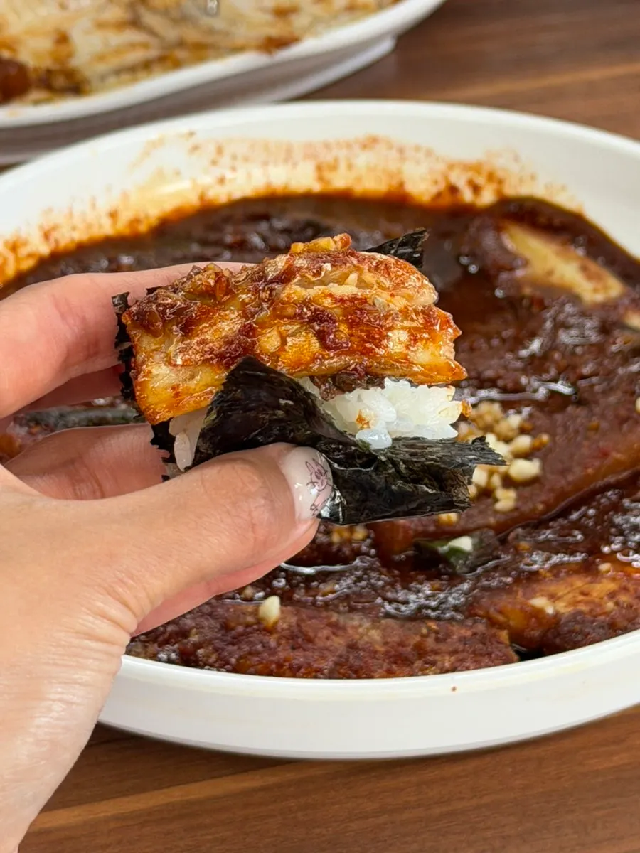 밥과 갈치살을 올린 김쌈