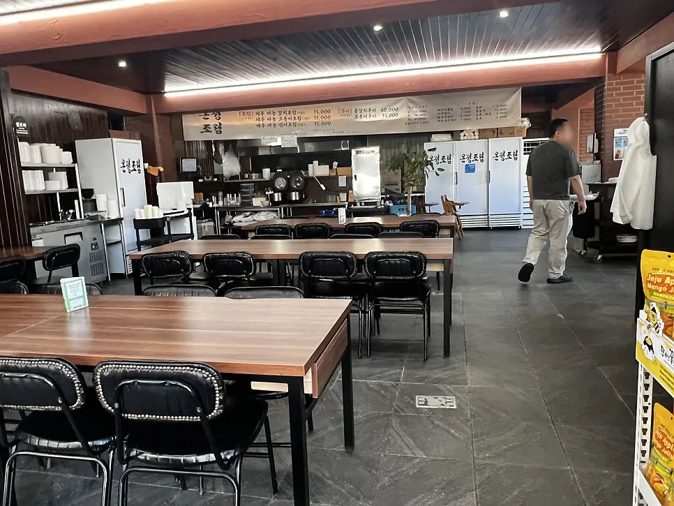 Interior of Onjeong Jorim Jeju Hyeopjae Branch with plenty of tables