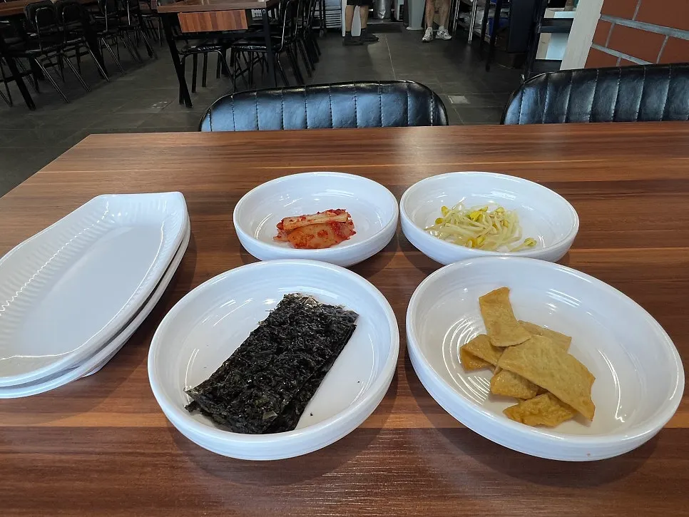 Full interior view of Onjeong Jorim Jeju Hyeopjae Branch