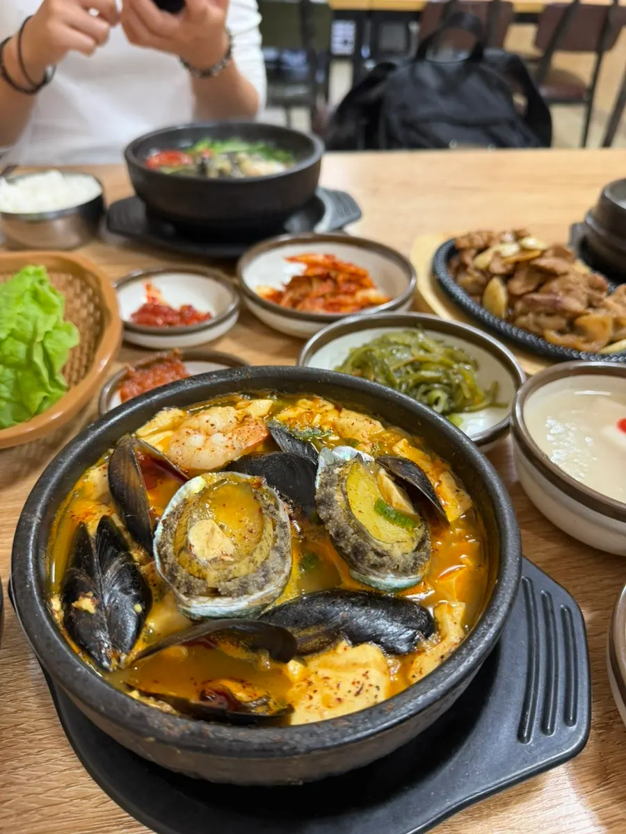 협재온뚝배기 반찬과 함께 차려진 한 상