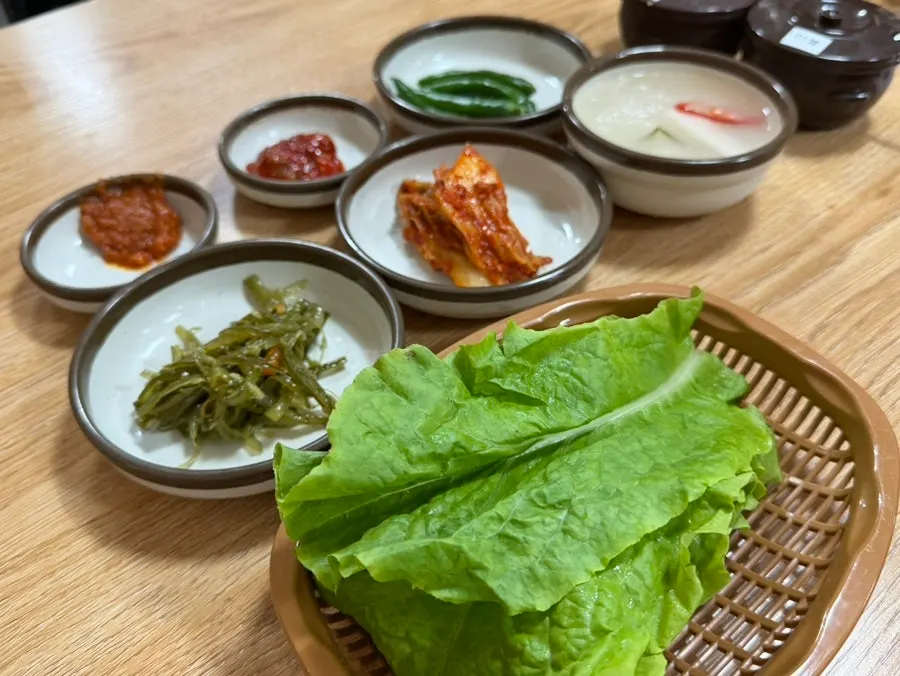 협재온뚝배기 국물 요리와 밑반찬 상차림