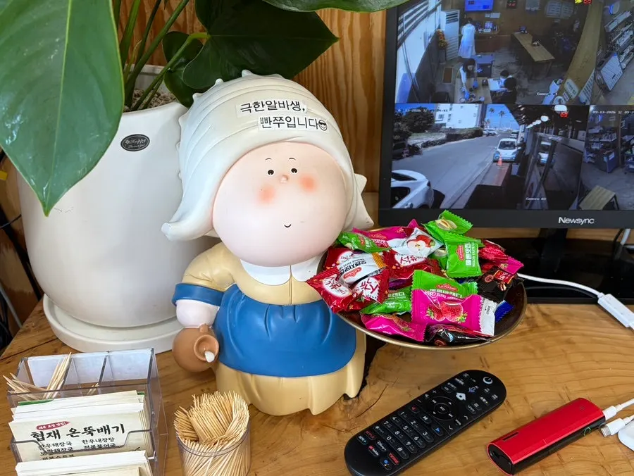 여러 개의 테이블이 놓인 매장 내부