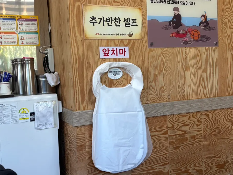 테이블에 준비된 1회용 앞치마