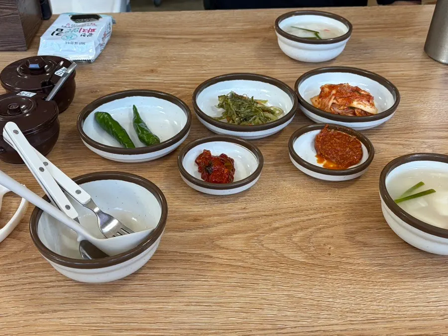 먼저 차려진 기본 반찬 접시들