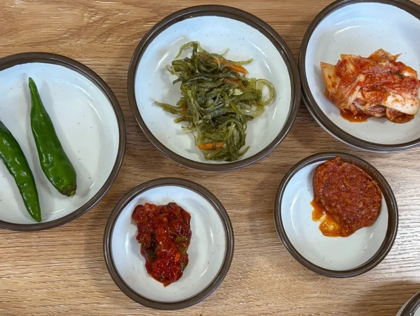 김치와 미역줄기 등 반찬 구성
