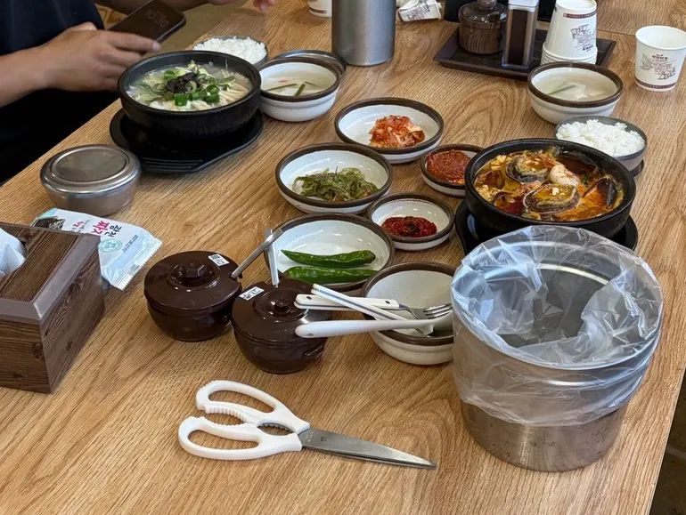 뚝배기와 반찬이 차려진 아침 식사 상차림