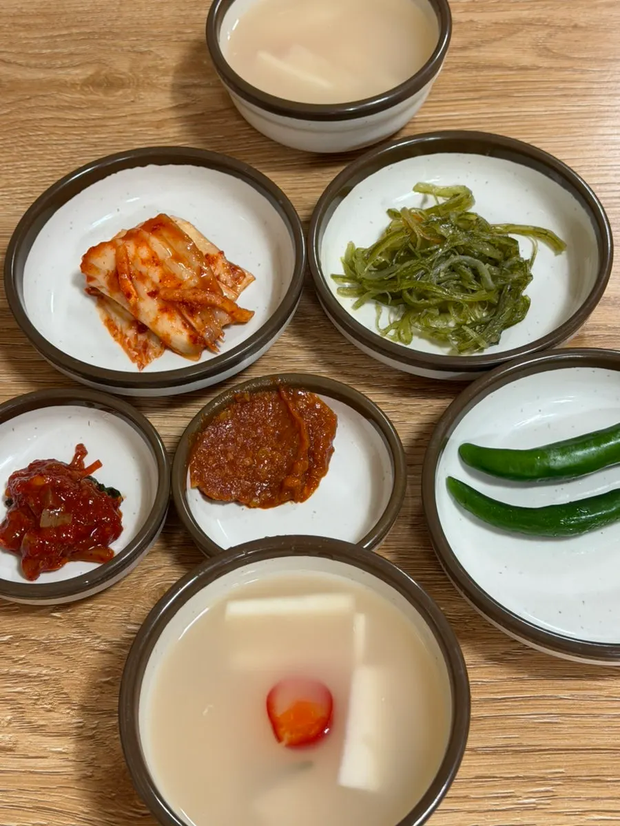 Table setting with salted squid and stir-fried seaweed stem side dishes