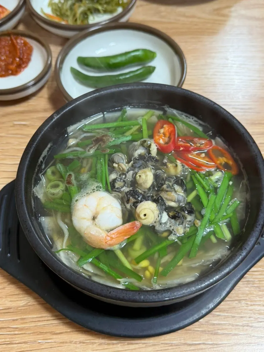 Ttukbaegi of clear-broth sea snail haejangguk