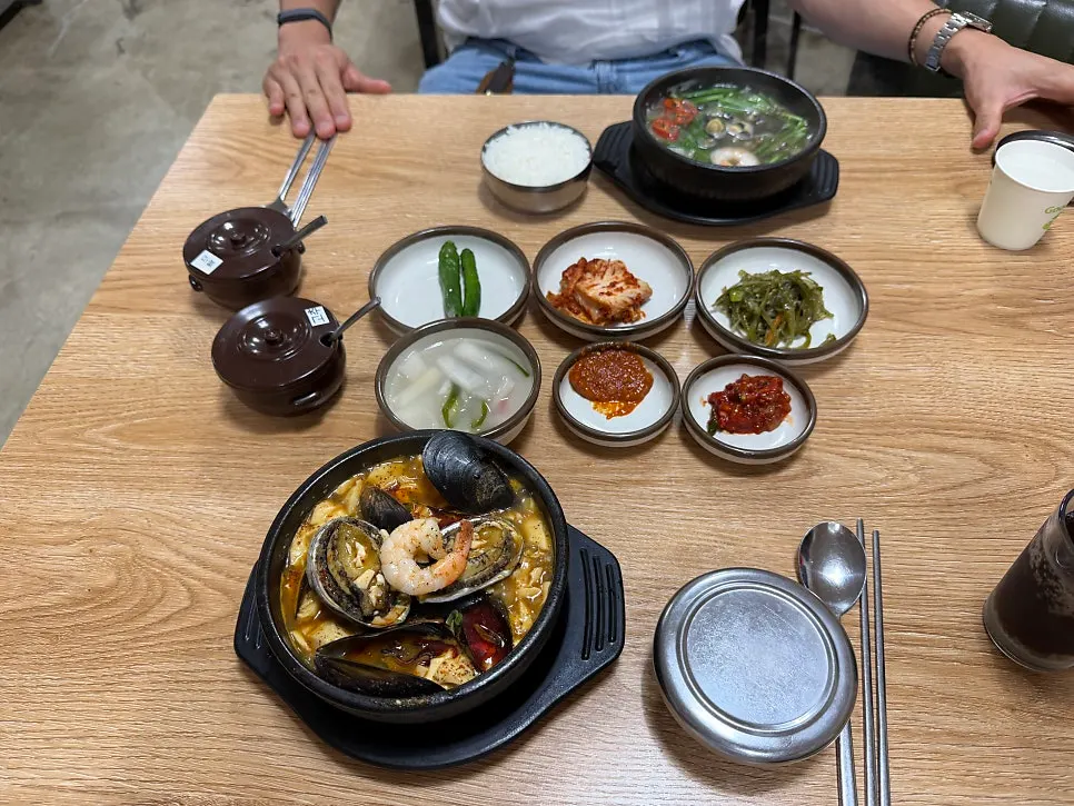홍합과 순두부가 든 얼큰진국 전복순두부