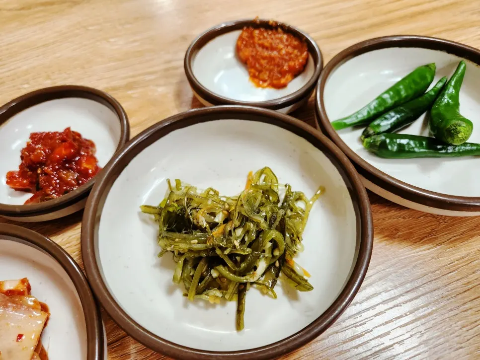협재온뚝배기 가로로 보이는 홀 좌석