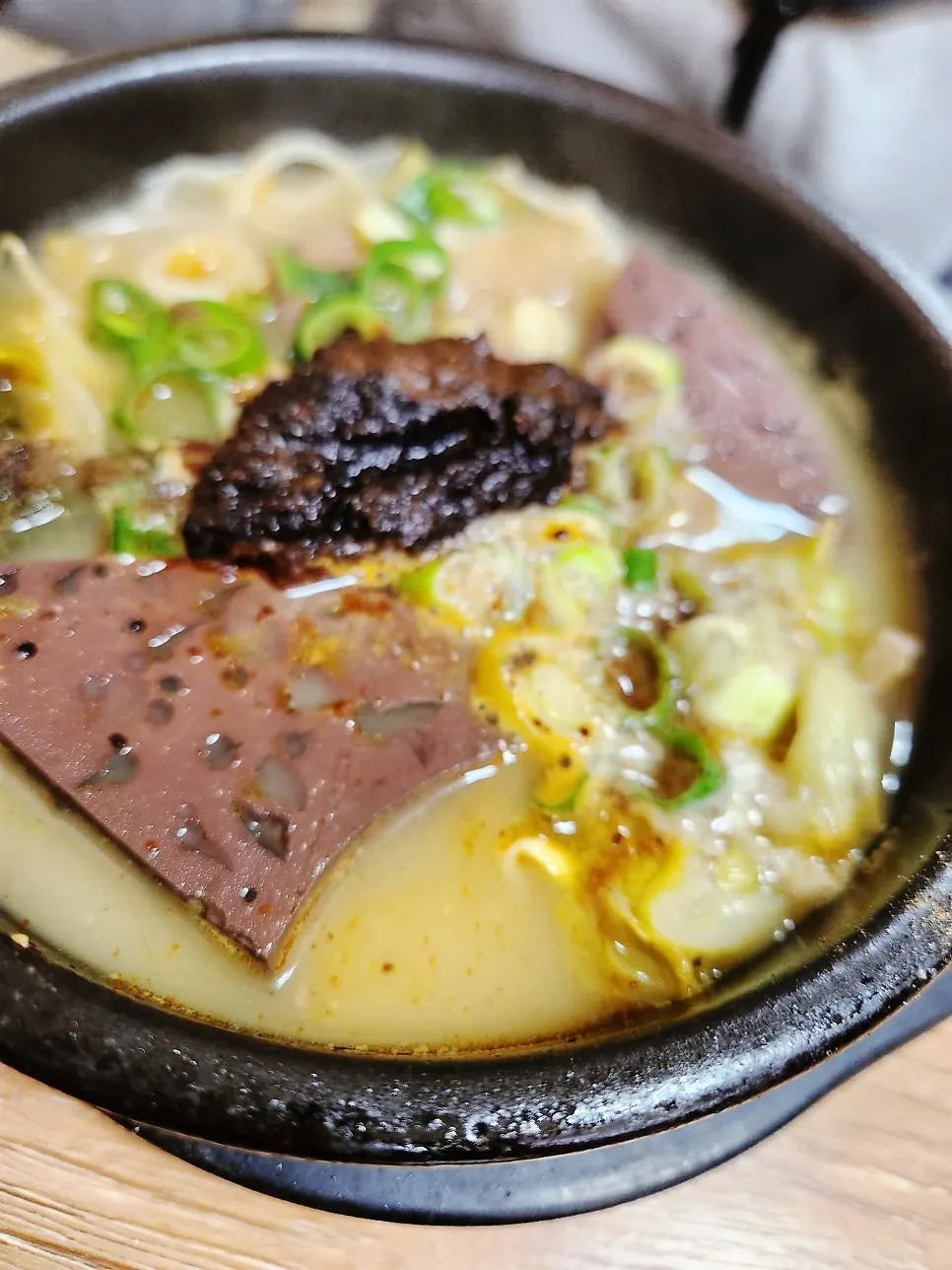 기본 반찬이 차려진 협재온뚝배기 상차림