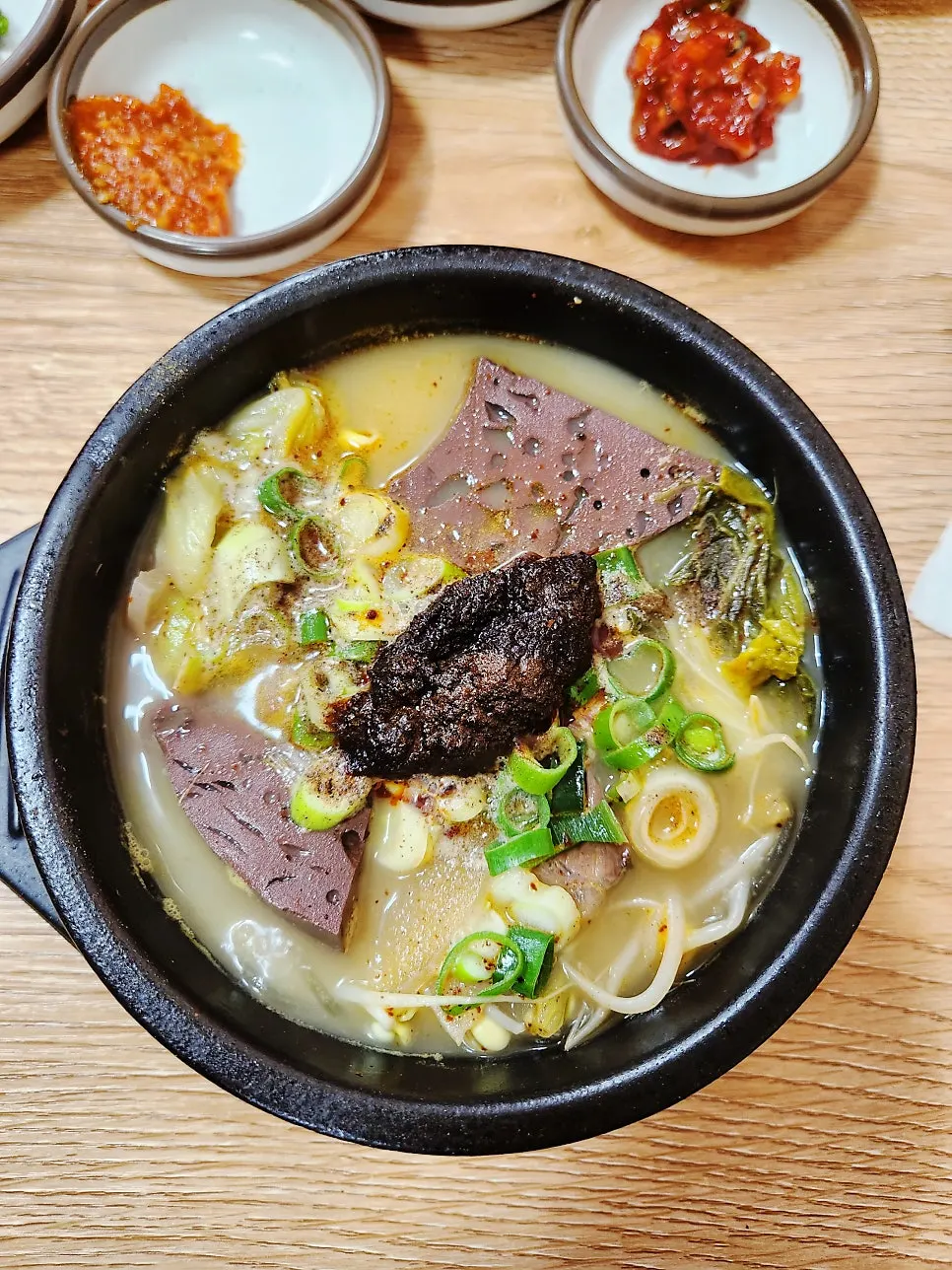 끓고 있는 해장국 뚝배기와 밥