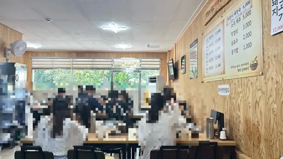 Interior of Hyeopjae On Ttukbaegi with generously spaced tables