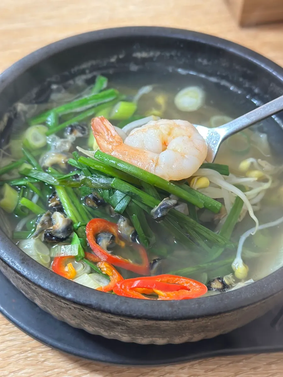 A spoonful of bepokjaengguk eaten with rice