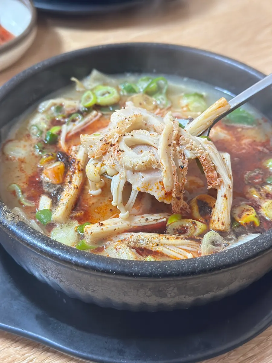 Bubbling bowl of hanwoo myeongpum naejangtang