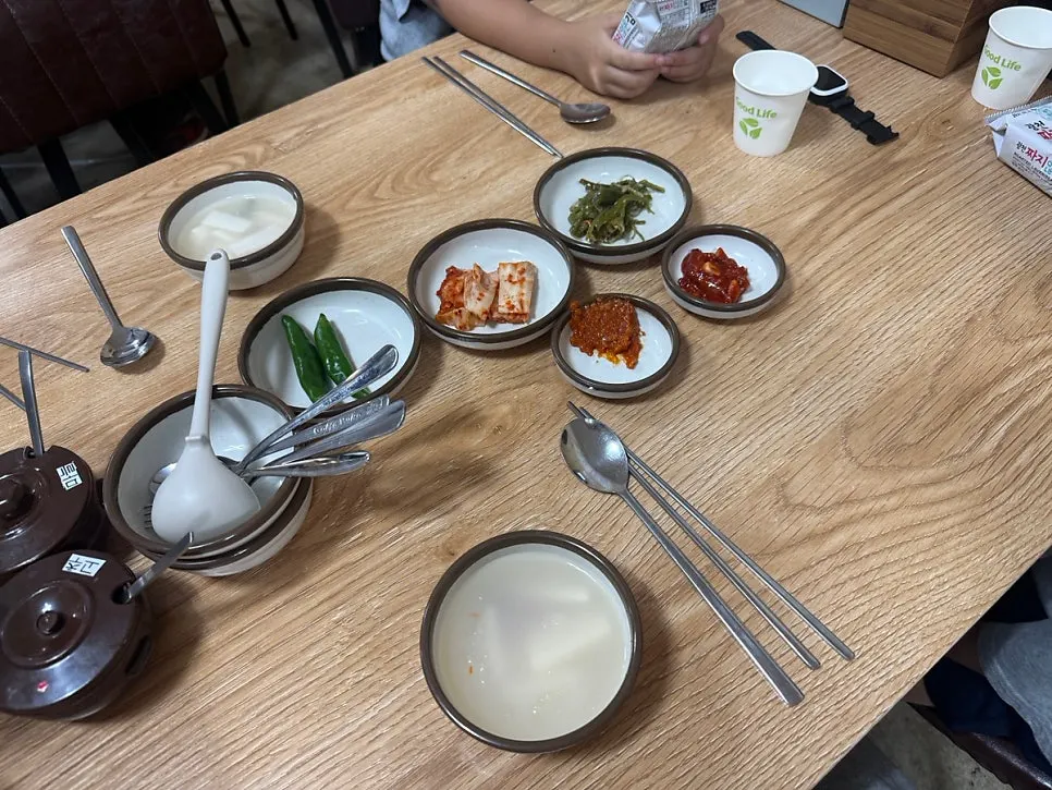 Table setting with the pot and basic side dishes