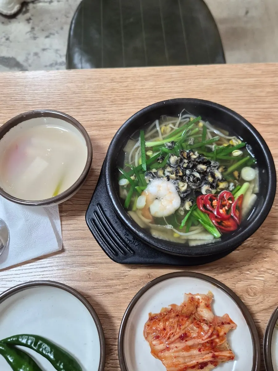 아침에 받은 뚝배기 두 그릇