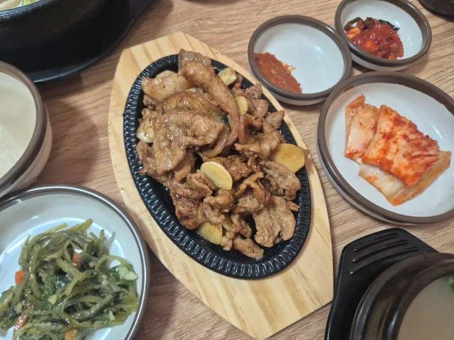 협재온뚝배기 흑돼지불고기 한 상