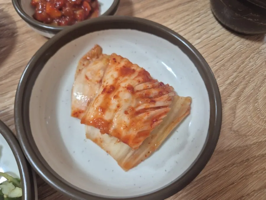 흑돼지불고기 한 점을 집어 든 모습