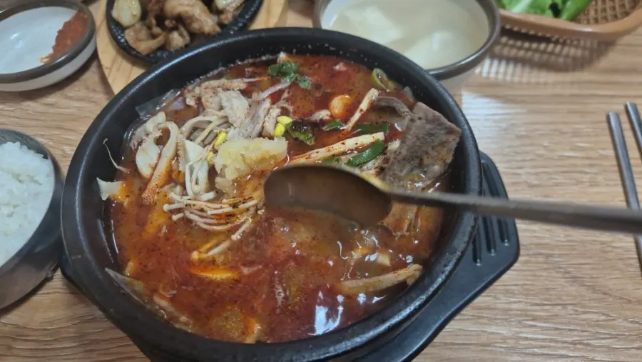 협재온뚝배기 테이블에 놓인 메뉴들
