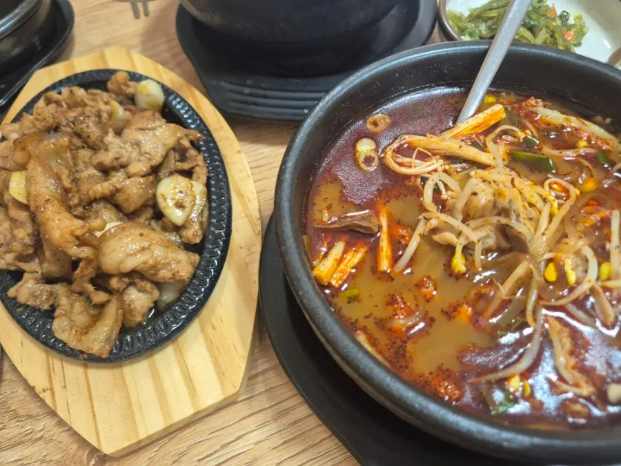 한우내장탕 국물을 떠 올린 모습