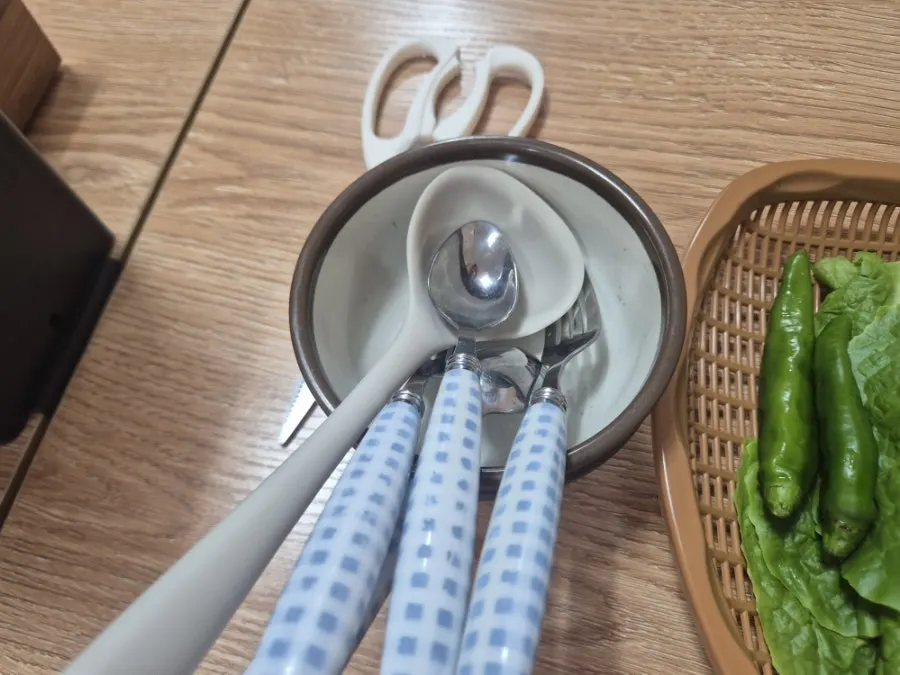 아기 수저와 아기 의자가 준비된 모습