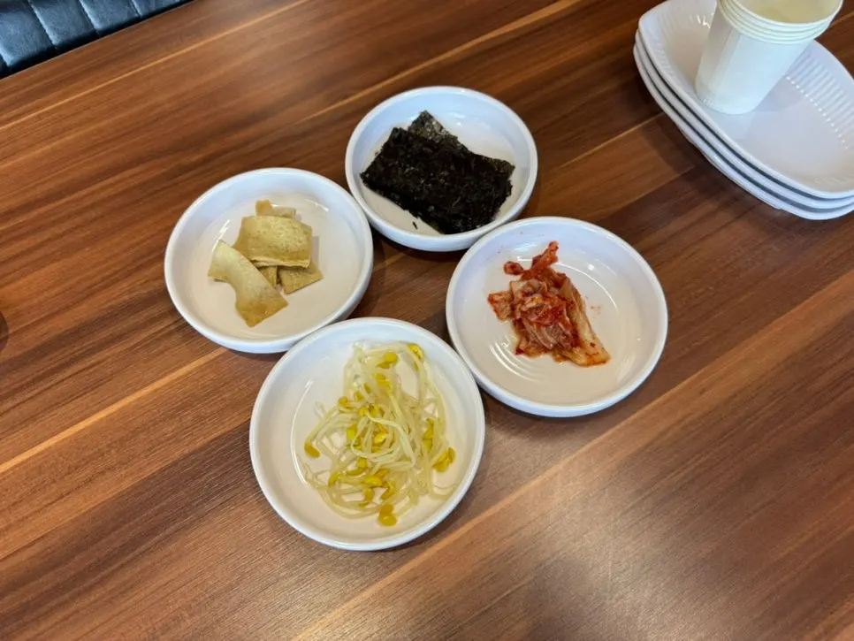 콩나물과 어묵이 담긴 밑반찬 접시