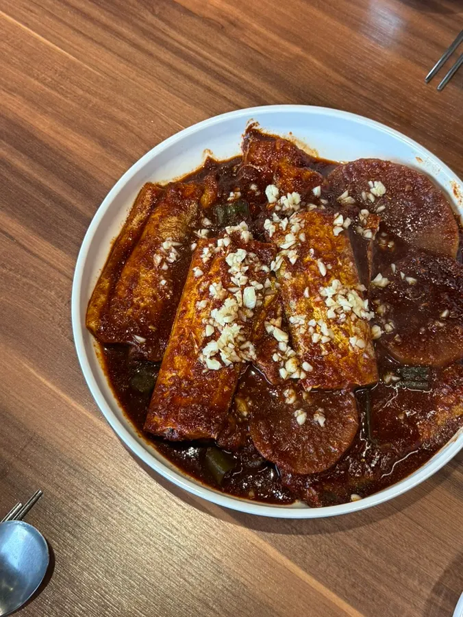 마늘이 가득 올라간 제주 마농 갈치조림
