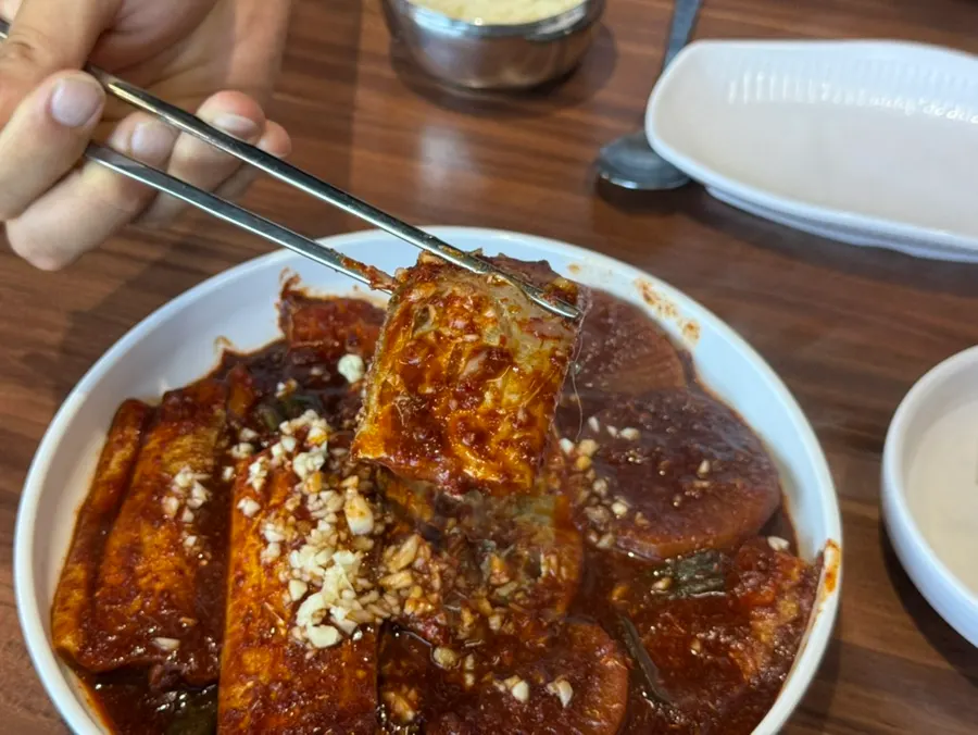 진한 양념장의 갈치조림 냄비 클로즈업