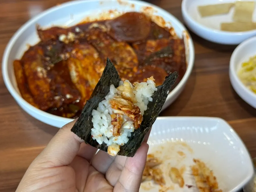 김에 밥과 갈치조림을 올린 모습