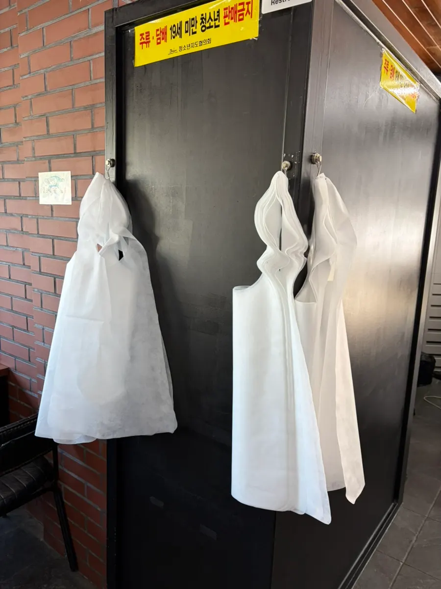 김치와 콩나물무침 등 기본 밑반찬 상차림