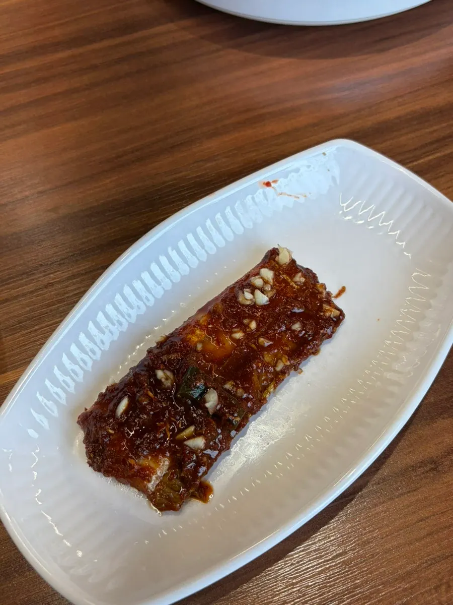 흰밥에 올린 갈치살과 양념