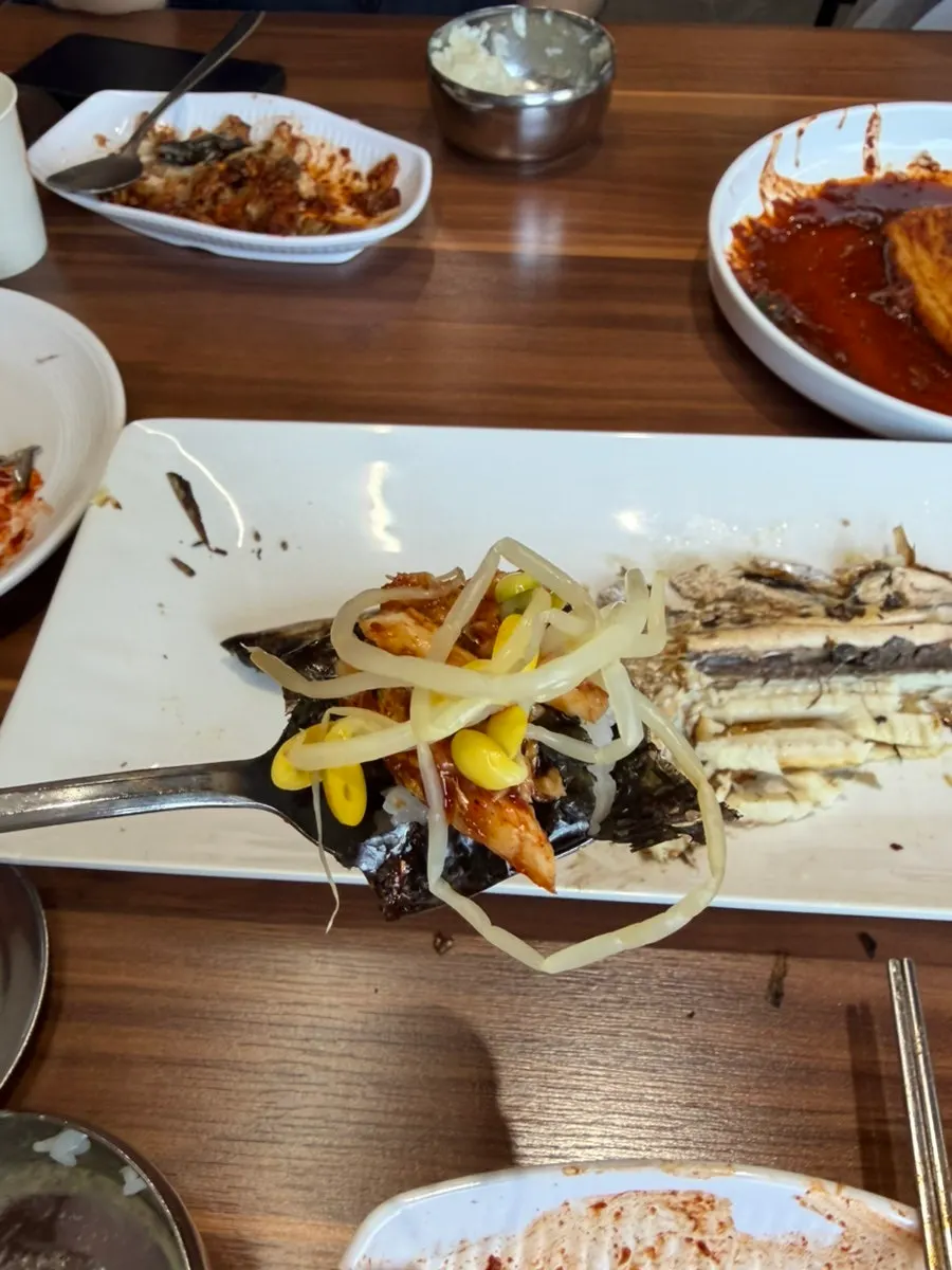 김에 밥과 갈치살을 싸 먹는 모습