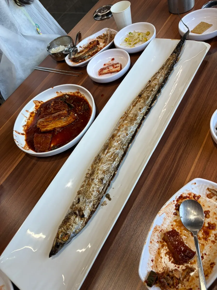 접시를 가득 채운 제주 통갈치구이