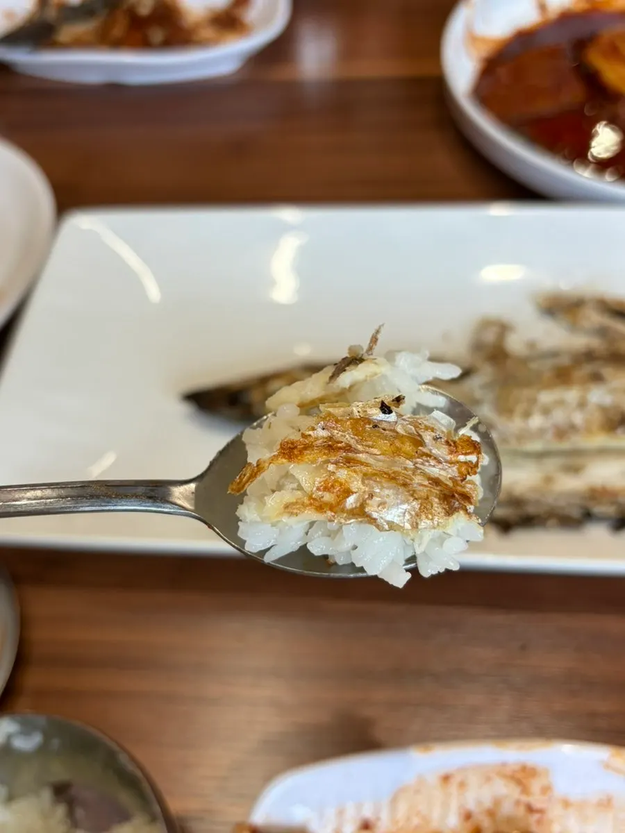 노릇하게 구워진 통갈치구이 속살