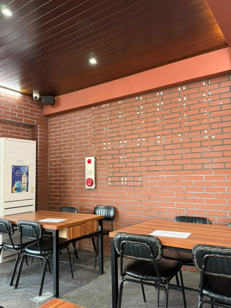 Spacious interior seating at Onjeong Jorim Jeju Hyeopjae Branch