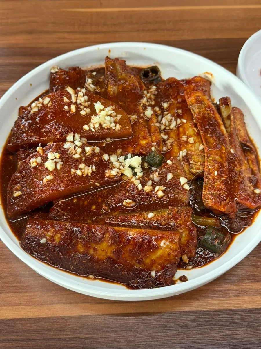 Jeju garlic hairtail stew spread with side dishes