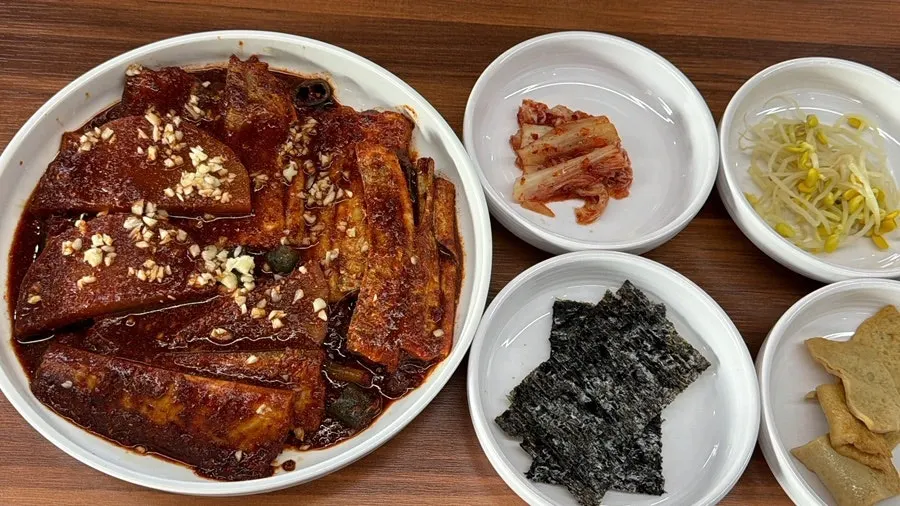 Pot of hairtail stew layered with sauce-soaked braised radish