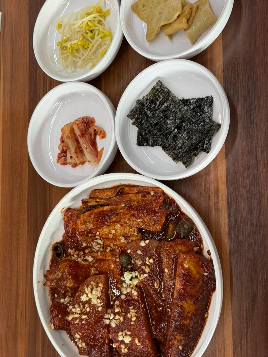 Hairtail meat coated in spicy garlic sauce