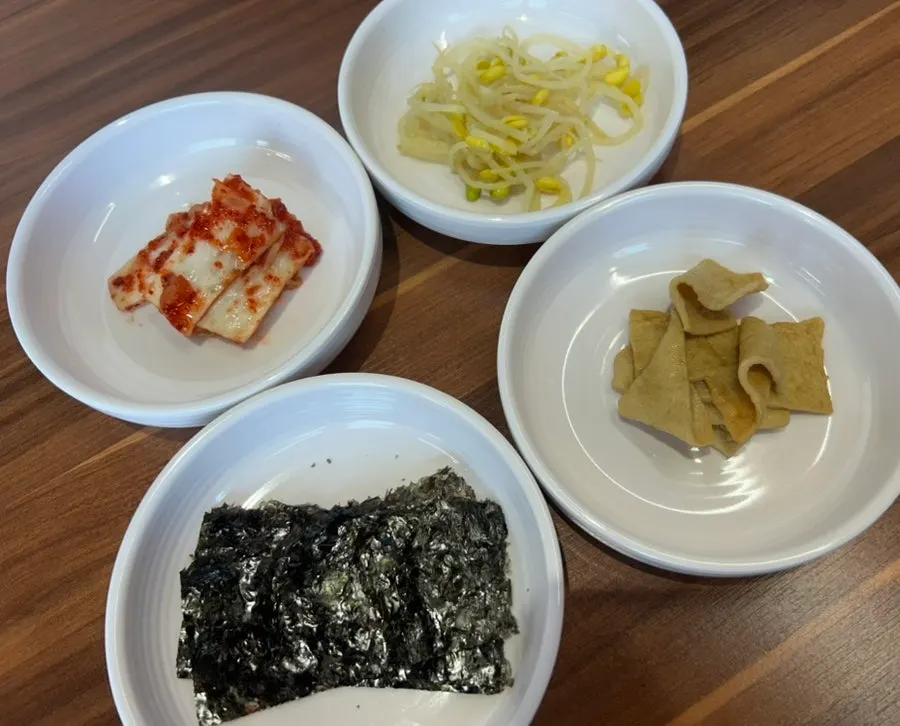 창밖 바다가 보이는 식사 자리