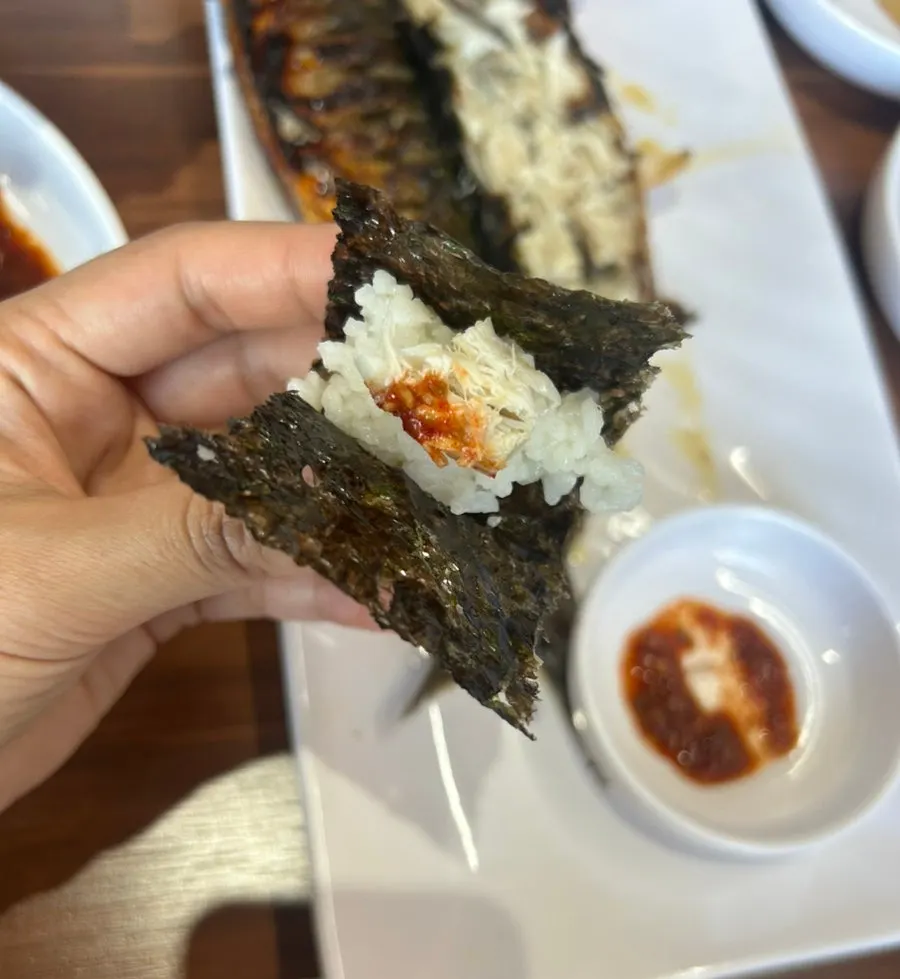 흰밥에 올린 갈치살과 양념국물